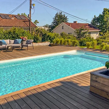 Ferienhaus Stunning In With Wifi, Private Swimming Pool And 4 Bedrooms *